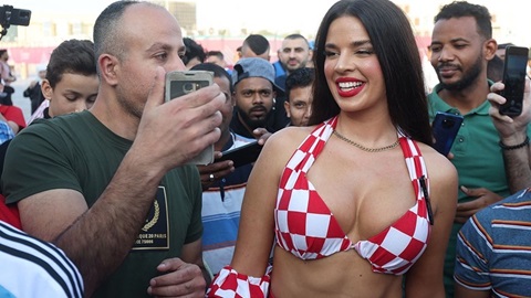 Fan nữ Ivana Knoll gợi cảm nhất World Cup mặc bikini táo bạo